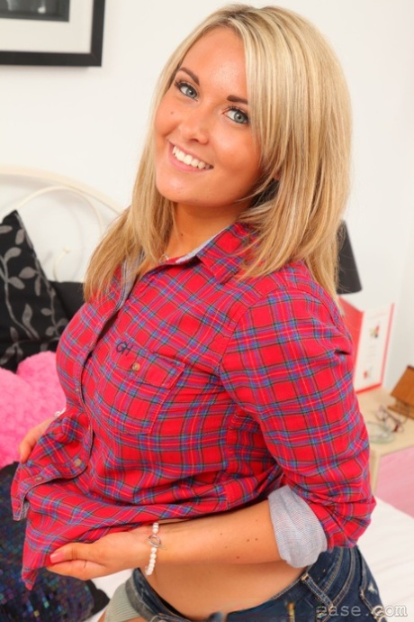Zoe Alexandra star exclusive pics
